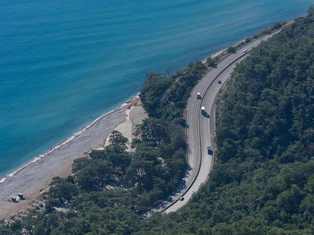 Deniz kenarından geçen yol, havadan