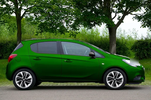 Yeşil beş kapılı hatchback, yandan