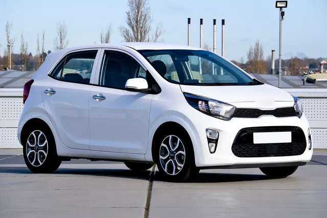 Beyaz küçük hatchback, önden çapraz