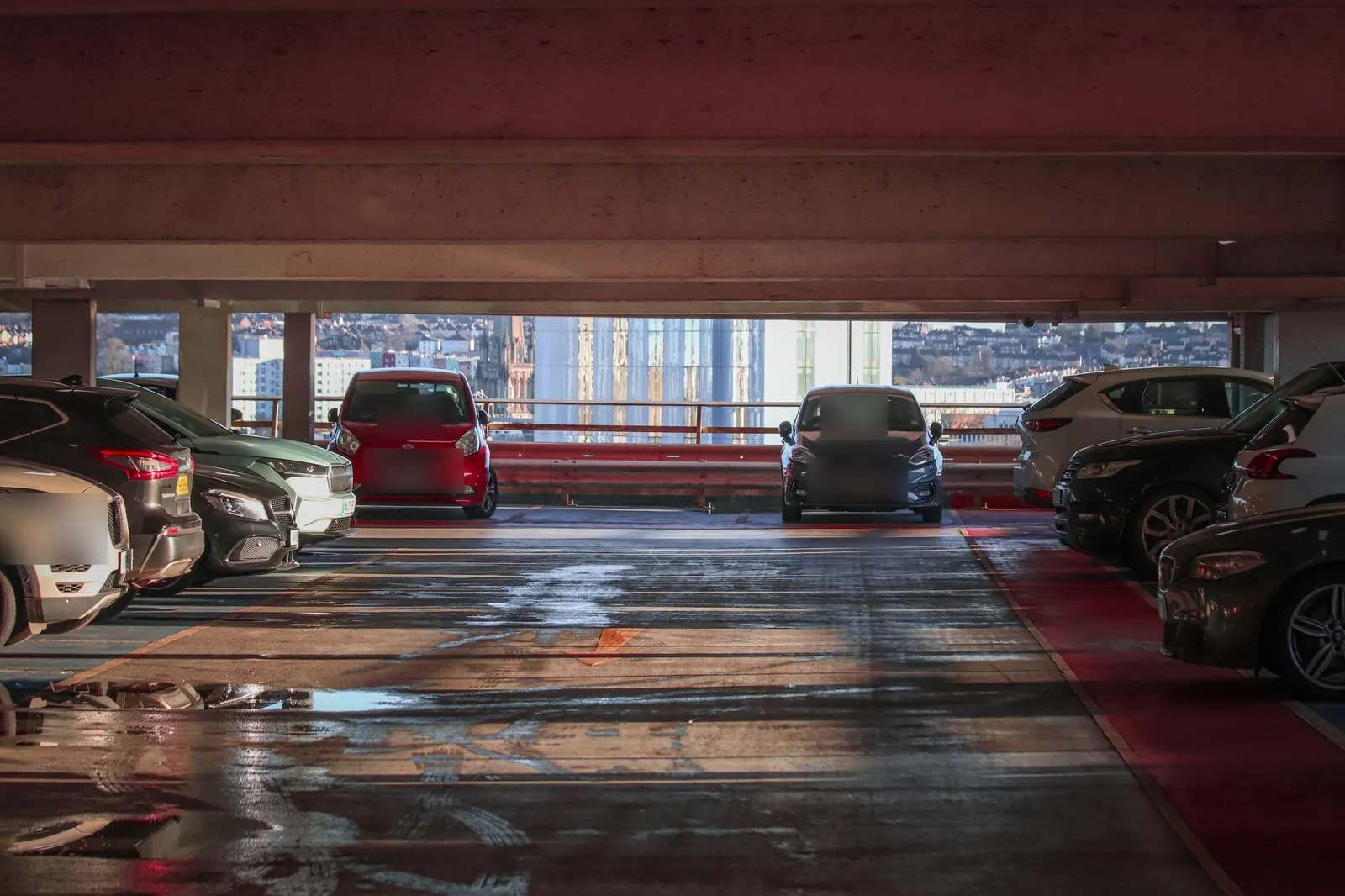 Havalimanı katlı otoparkında sıralı kiralık araçlar