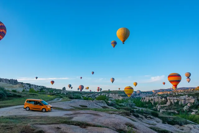 Kapadokya’da balonlar ve kayalıklar