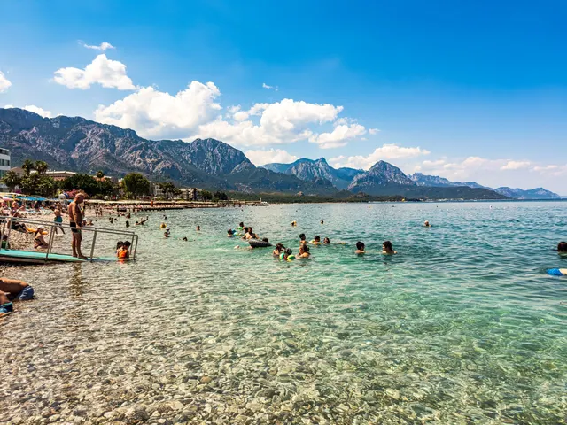 Kemer sahilinde berrak deniz