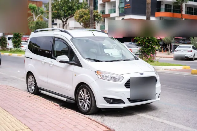 Beyaz hafif ticari minivan, şehir caddesinde