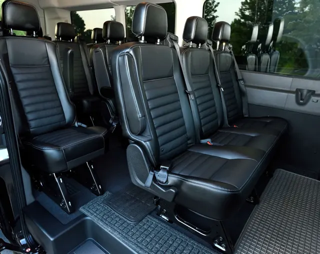 Minivanın deri arka koltuk sıraları