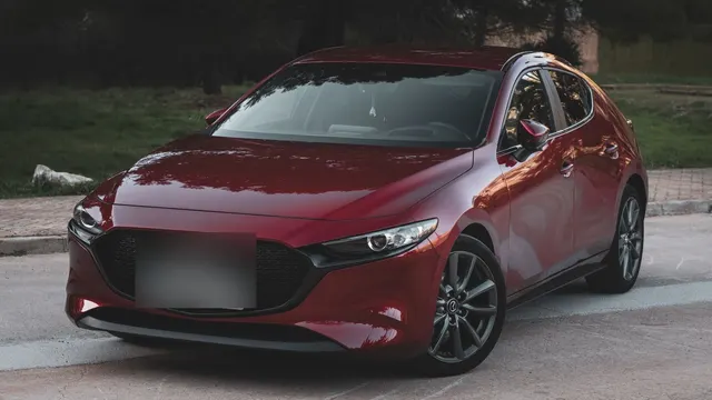 Kırmızı orta sınıf hatchback, önden