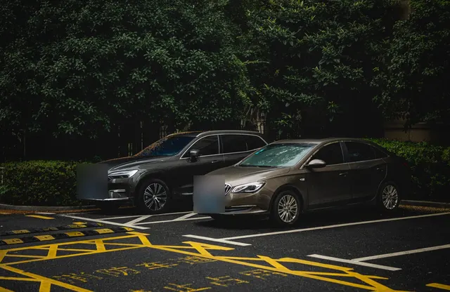 Otoparkta yan yana iki sedan