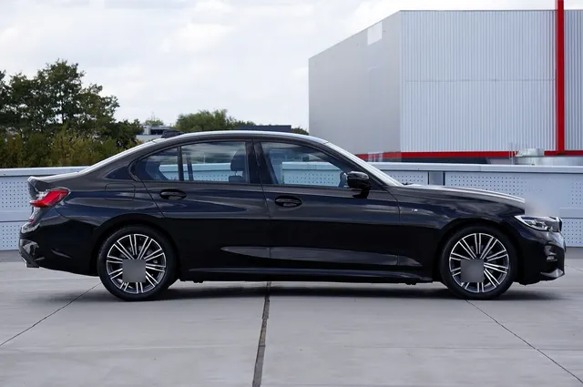 Siyah üst segment sedan, yandan