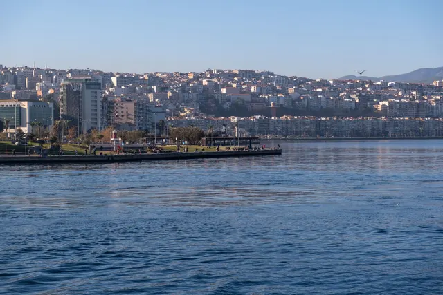 İzmir kıyısı ve şehir silueti