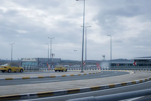Havalimanı terminali önünde viraj ve taksiler