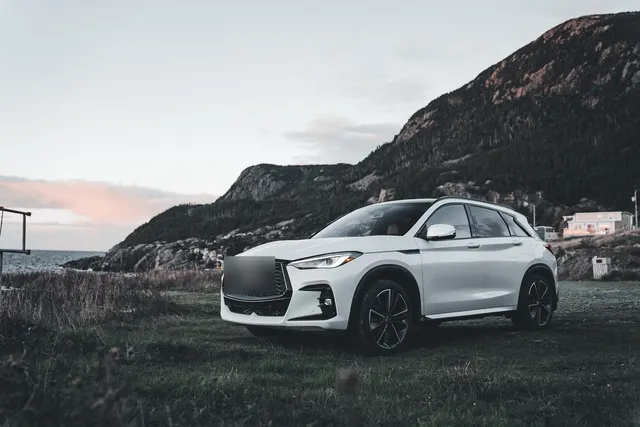 Beyaz SUV, kıyı tepelerinde
