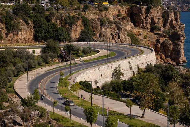 Ormanlık vadide kıvrılan yol, havadan